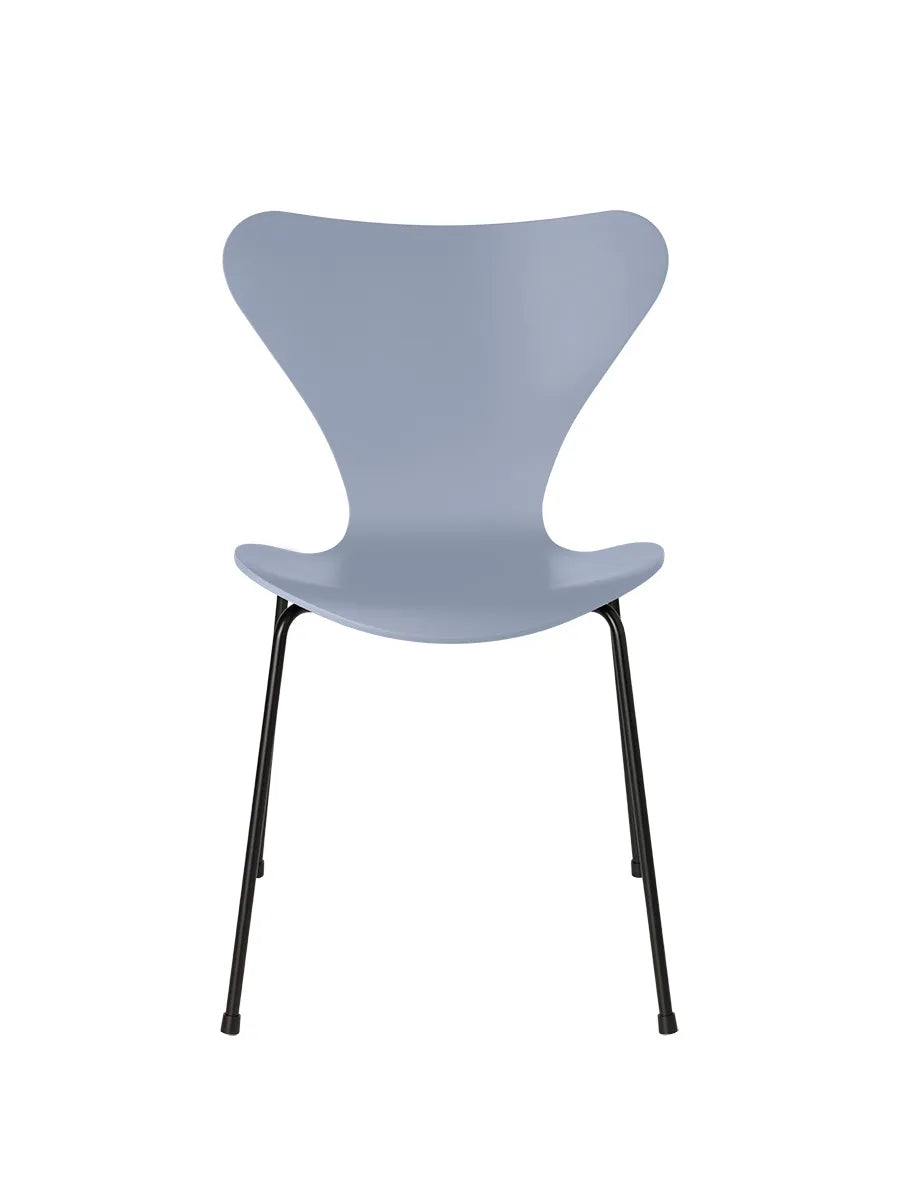 3107 Serie 7 stol lakeret af Arne Jacobsen - Lavender Blue / Sort - Jacobsen Plus