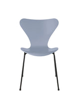 3107 Serie 7 stol lakeret af Arne Jacobsen - Lavender Blue / Sort - Jacobsen Plus
