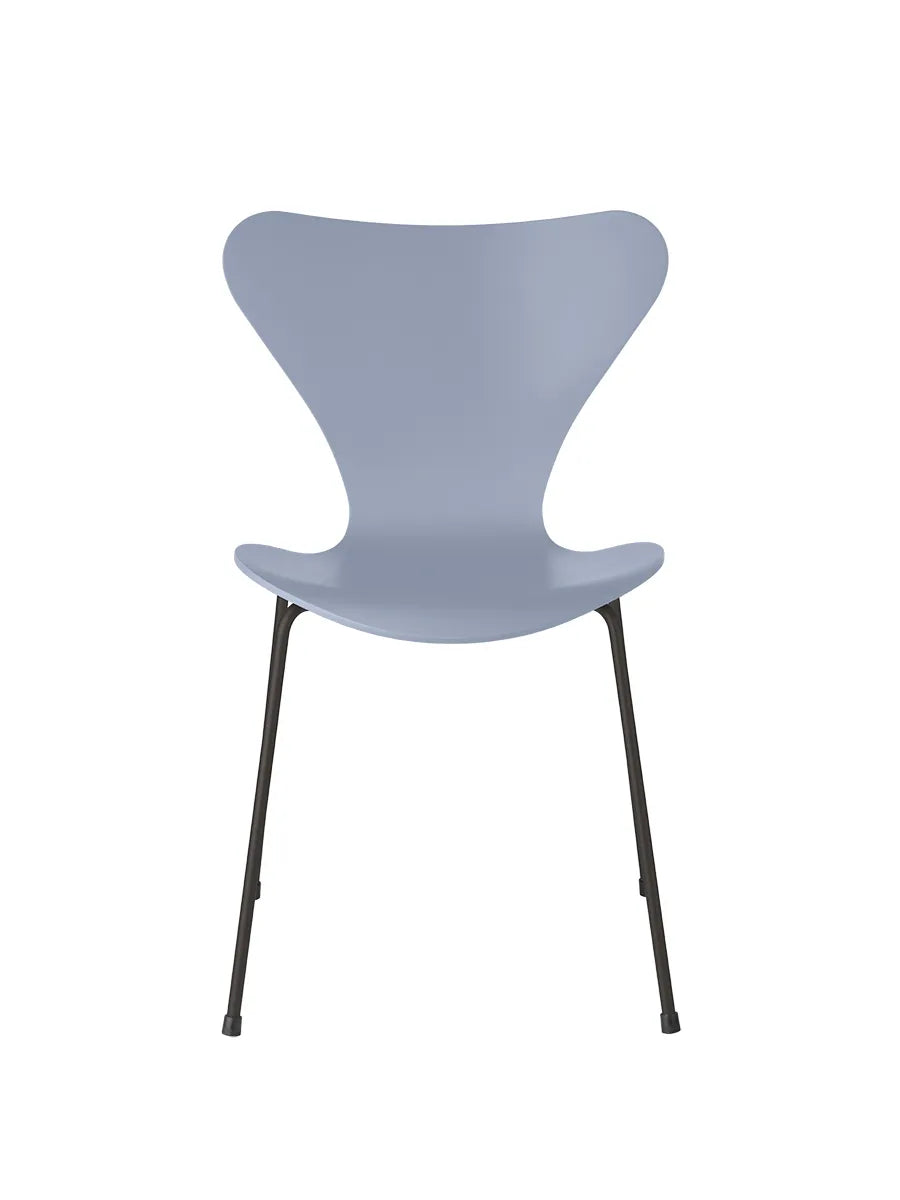 3107 Serie 7 stol lakeret af Arne Jacobsen - Lavender Blue / Warm Graphite - Jacobsen Plus