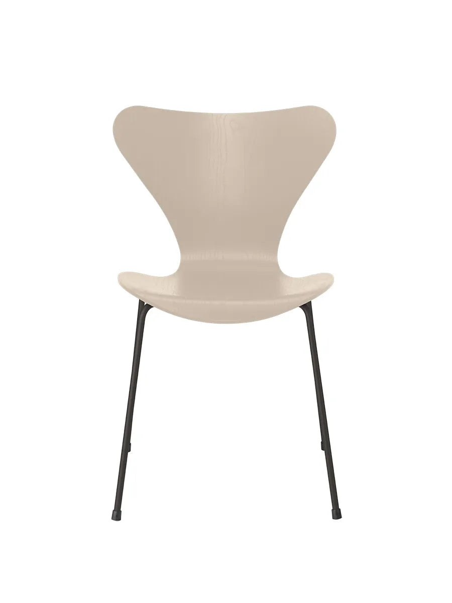 3107 Serie 7 stol i farvet ask af Arne Jacobsen