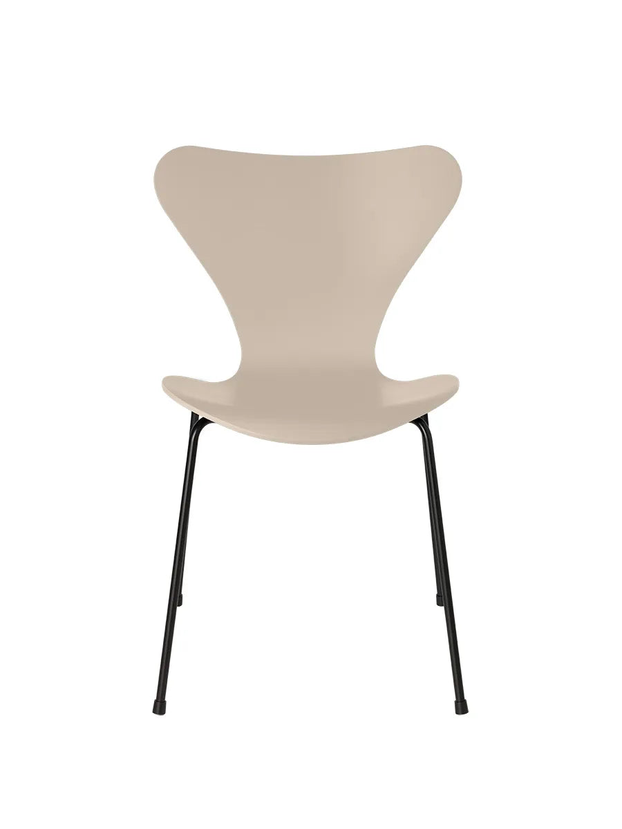 3107 Serie 7 stol lakeret af Arne Jacobsen