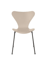 3107 Serie 7 stol lakeret af Arne Jacobsen - Light Beige / Warm Graphite - Jacobsen Plus