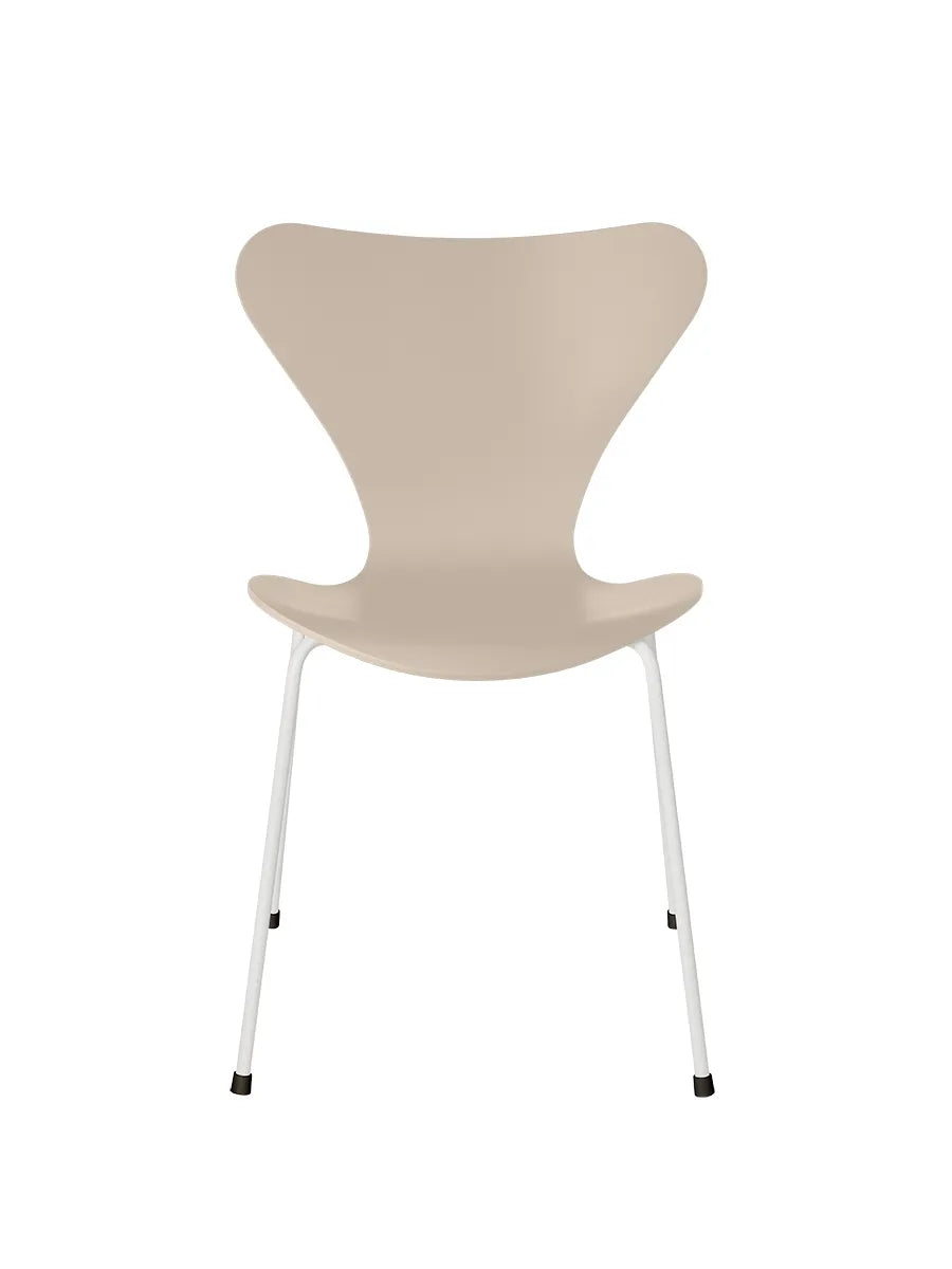 3107 Serie 7 stol lakeret af Arne Jacobsen