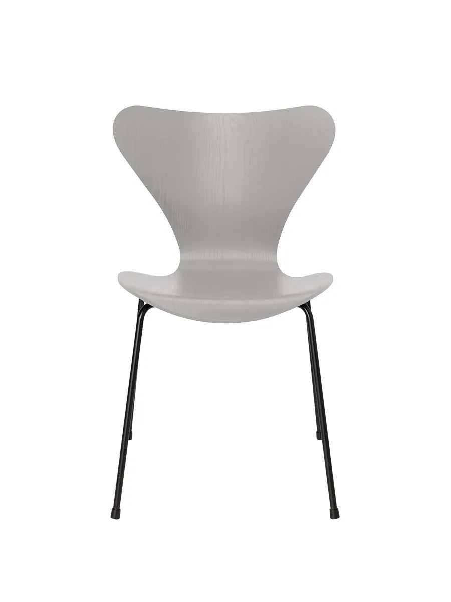 3107 Serie 7 stol i farvet ask af Arne Jacobsen