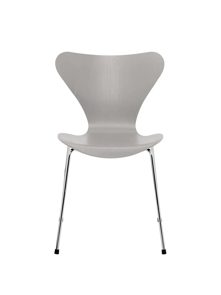 3107 Serie 7 stol i farvet ask af Arne Jacobsen - Nine Grey / Krom - Jacobsen Plus