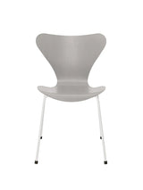 3107 Serie 7 stol i farvet ask af Arne Jacobsen - Nine Grey / Hvid - Jacobsen Plus