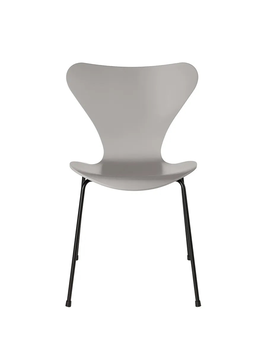 3107 Serie 7 stol lakeret af Arne Jacobsen