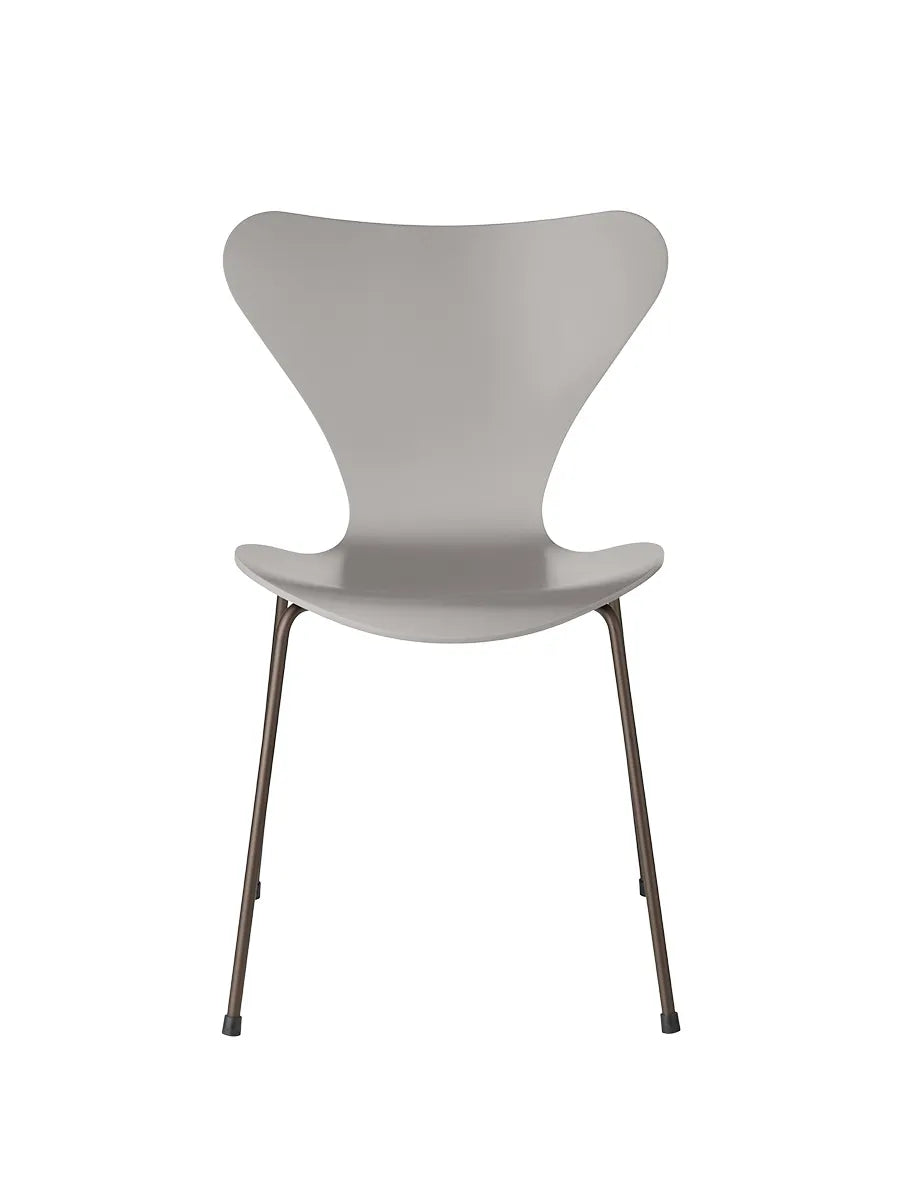 3107 Serie 7 stol lakeret af Arne Jacobsen - Nine Grey / Brown Bronze - Jacobsen Plus