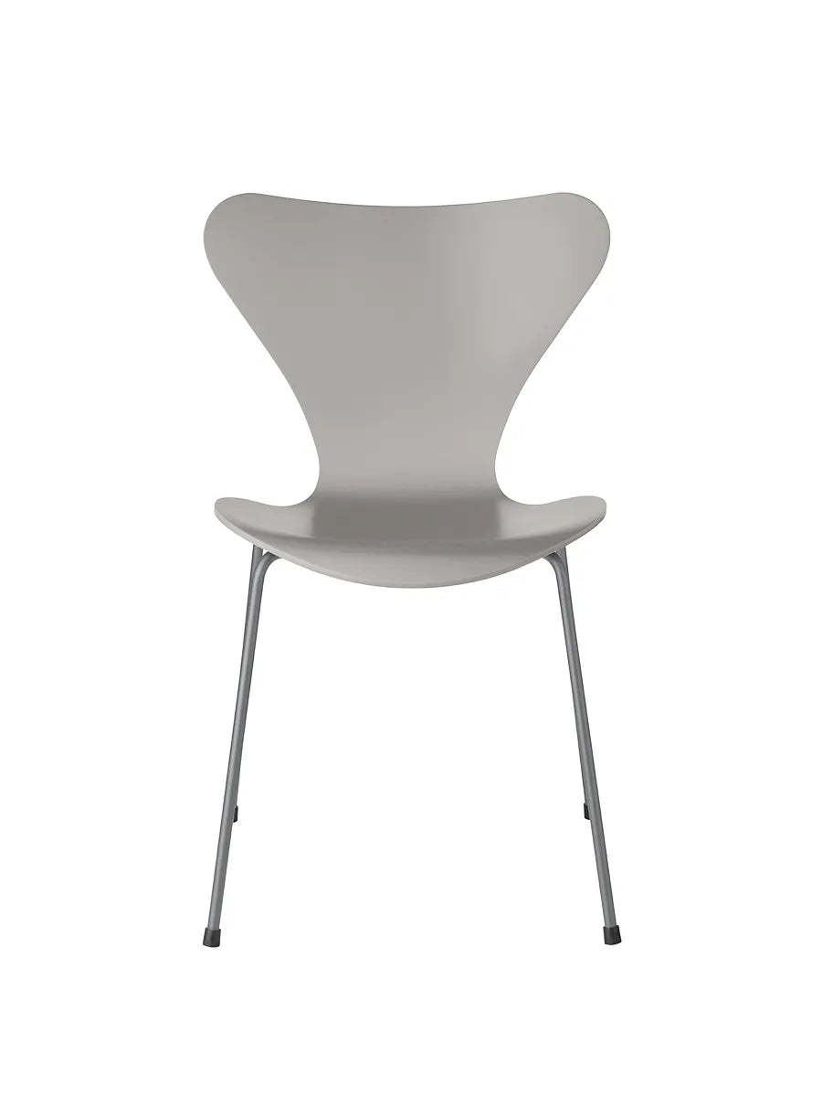 3107 Serie 7 stol lakeret af Arne Jacobsen