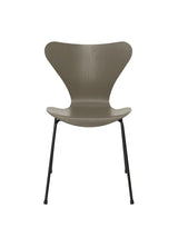 3107 Serie 7 stol i farvet ask af Arne Jacobsen - Olive Green / Sort - Jacobsen Plus