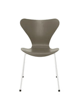 3107 Serie 7 stol i farvet ask af Arne Jacobsen - Olive Green / Hvid - Jacobsen Plus