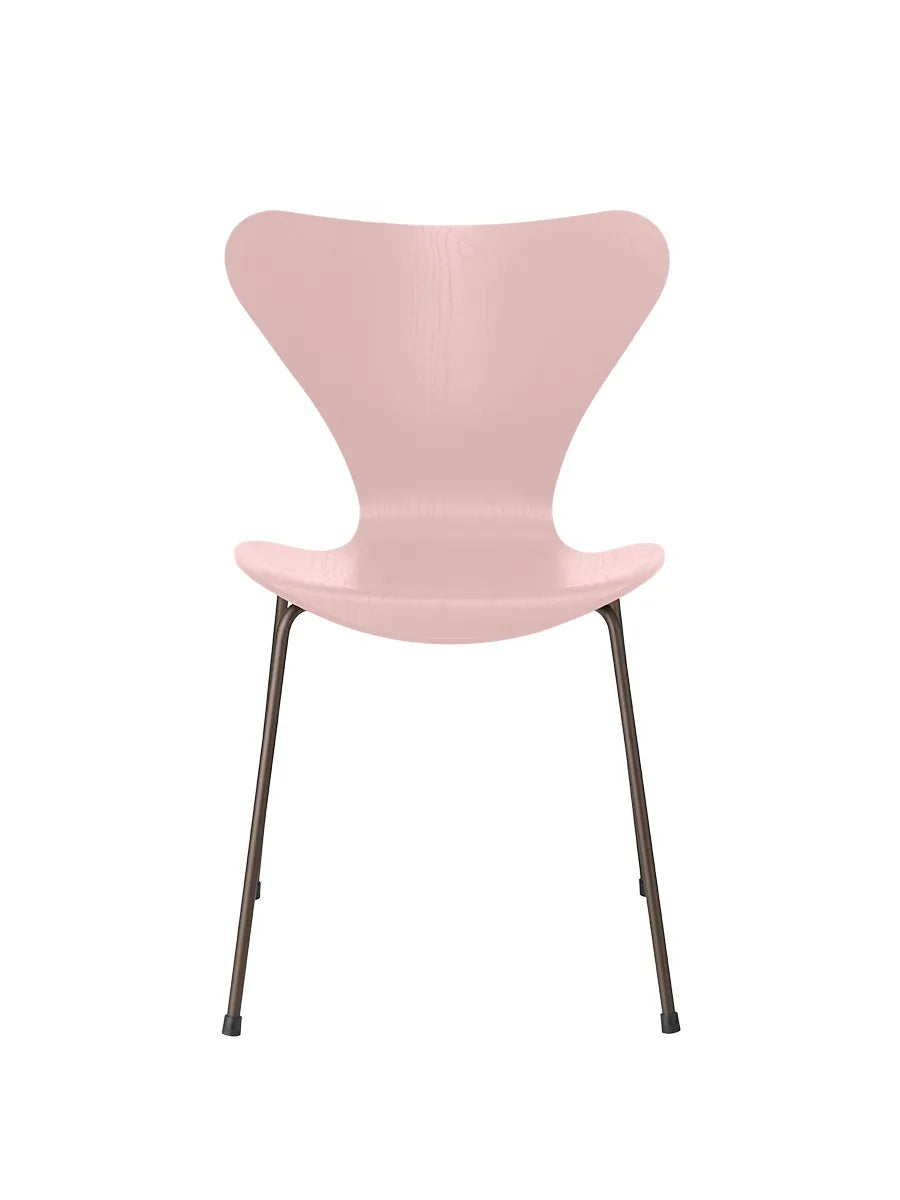 3107 Serie 7 stol i farvet ask af Arne Jacobsen