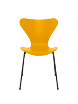 3107 Serie 7 stol i farvet ask af Arne Jacobsen - True Yellow / Sort - Jacobsen Plus