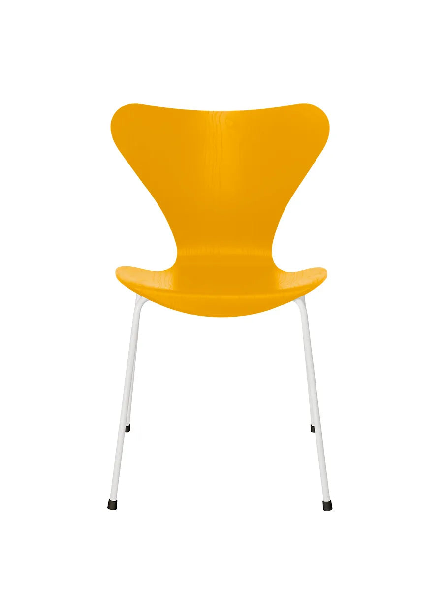 3107 Serie 7 stol i farvet ask af Arne Jacobsen - True Yellow / Hvid - Jacobsen Plus