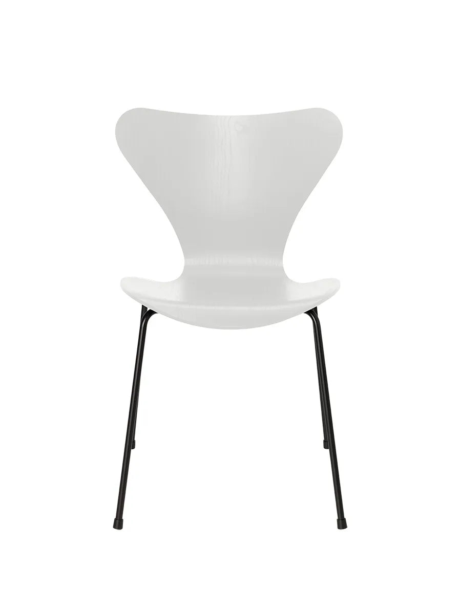 3107 Serie 7 stol i farvet ask af Arne Jacobsen