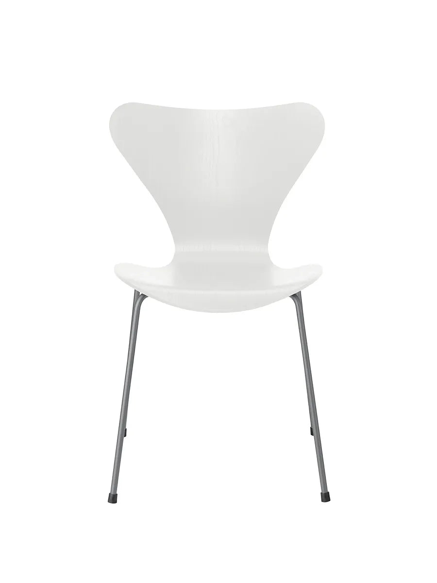 3107 Serie 7 stol i farvet ask af Arne Jacobsen