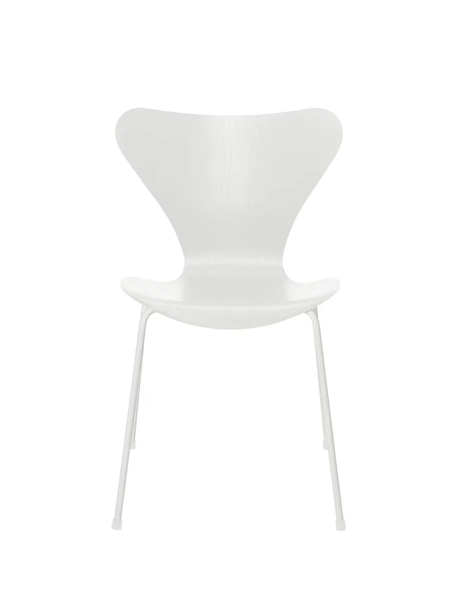 3107 Serie 7 stol i farvet ask af Arne Jacobsen - Hvid / Hvid - Jacobsen Plus