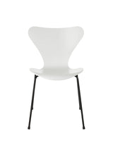 3107 Serie 7 stol lakeret af Arne Jacobsen - Hvid / Sort - Jacobsen Plus