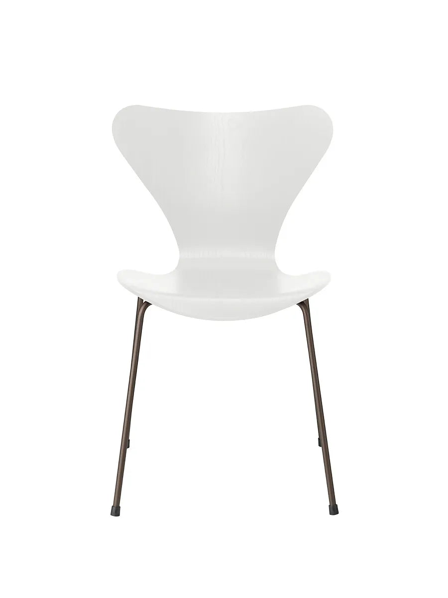 3107 Serie 7 stol i farvet ask af Arne Jacobsen