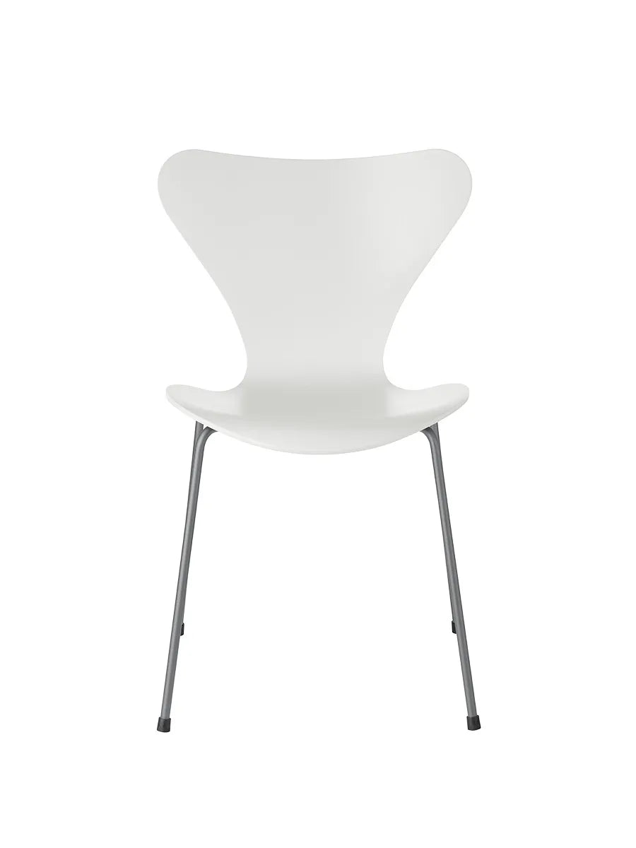 3107 Serie 7 stol lakeret af Arne Jacobsen - Hvid / Silver Grey - Jacobsen Plus
