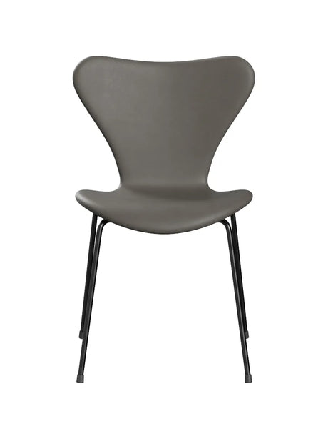 3107 stol, fuldpolstret Essential læder lava/sort stel af Arne Jacobsen - 1 - Jacobsen Plus