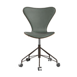 Fritz Hansen - 3117 kontorstol, naturfiner og forsidepolstret i Grace læder - Mørkbejdset eg - Concrete Grey læder - Brown Bronze stel - Jacobsen Plus