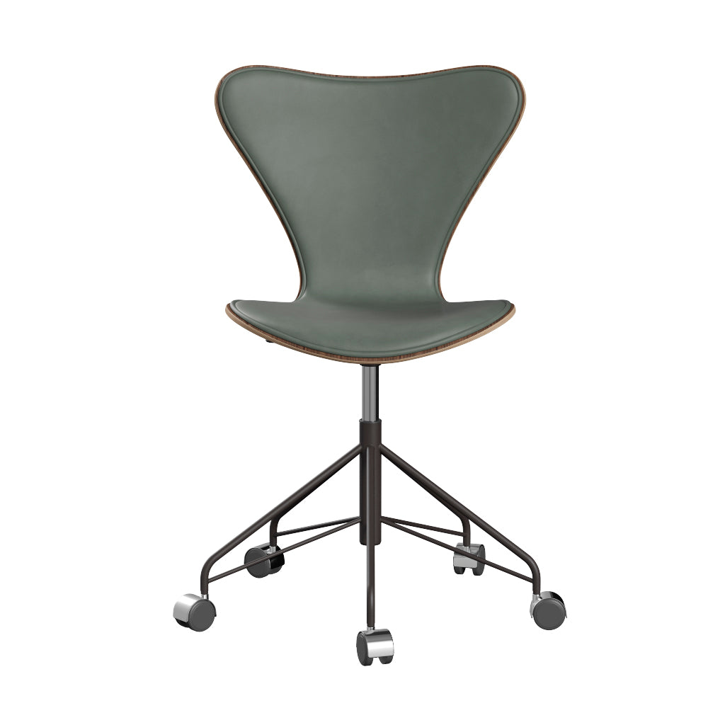 Fritz Hansen - 3117 kontorstol, naturfiner og forsidepolstret i Grace læder - Valnød - Concrete Grey læder - Warm Graphite stel - Jacobsen Plus