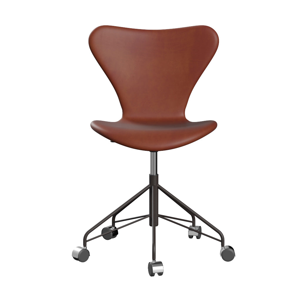 Fritz Hansen - 3117 kontorstol, fuldpolstret i Grace læder - Kastanjebrun læder - Warm Graphite stel - Jacobsen Plus