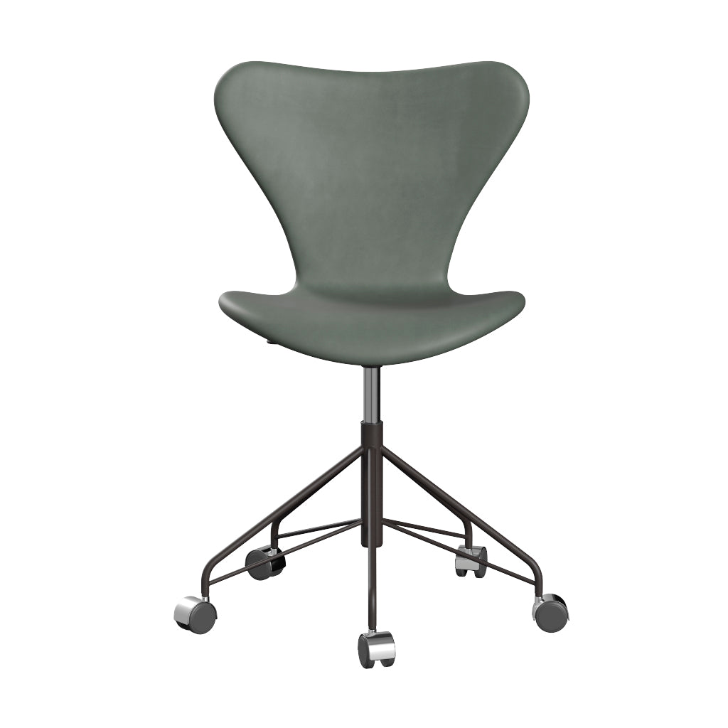 Fritz Hansen - 3117 kontorstol, fuldpolstret i Grace læder - Concrete Grey læder - Warm Graphite stel - Jacobsen Plus
