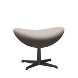 3127 Fodskammel til Ægget, stel i sort af Arne Jacobsen - Christianshavn - 1120 Light Beige - Jacobsen Plus