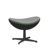 3127 Fodskammel til Ægget, stel i sort af Arne Jacobsen - Grace læder - Concrete Grey - Jacobsen Plus