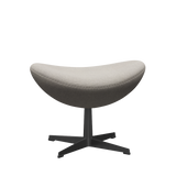 3127 Fodskammel til Ægget, stel i sort af Arne Jacobsen - Hallingdal - 103 Light Grey - Jacobsen Plus