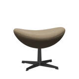 3127 Fodskammel til Ægget, stel i sort af Arne Jacobsen - Hallingdal - 220 Dark Sand - Jacobsen Plus