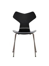 3130 Grand Prix stol lakeret af Arne Jacobsen - Sort / Brown Bronze - Jacobsen Plus