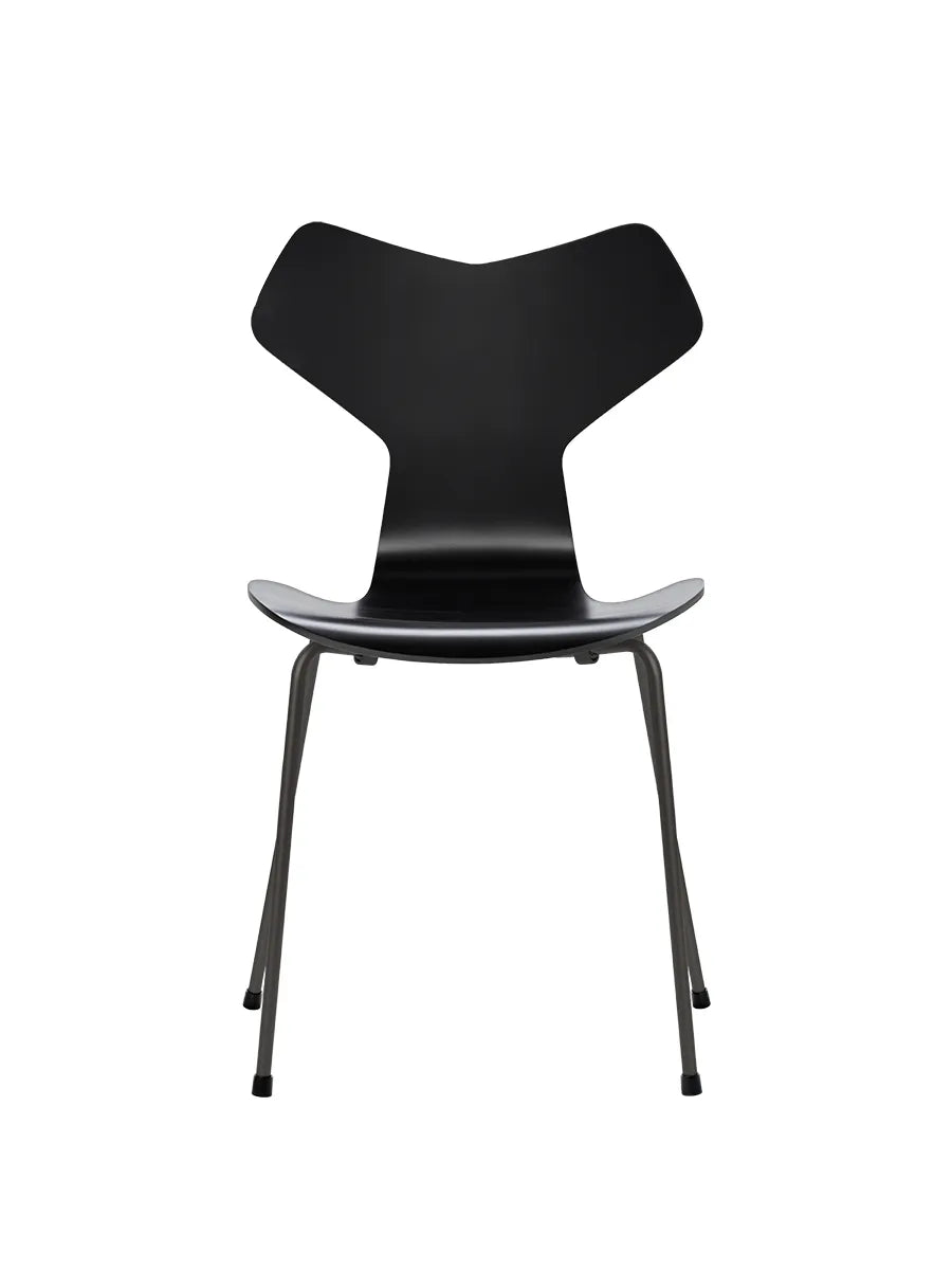 3130 Grand Prix stol lakeret af Arne Jacobsen - Sort / Warm Graphite - Jacobsen Plus
