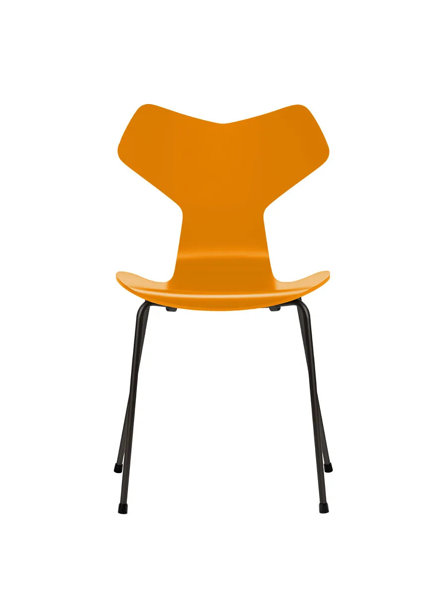 3130 Grand Prix stol lakeret af Arne Jacobsen - Burnt Yellow / Sort - Jacobsen Plus