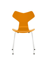 3130 Grand Prix stol lakeret af Arne Jacobsen - Burnt Yellow / Hvid - Jacobsen Plus