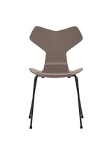 3130 Grand Prix stol lakeret af Arne Jacobsen - Deep Clay / Sort - Jacobsen Plus