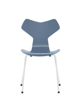 3130 Grand Prix stol lakeret af Arne Jacobsen - Dusk Blue / Hvid - Jacobsen Plus