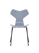 3130 Grand Prix stol lakeret af Arne Jacobsen - Lavender Blue / Sort - Jacobsen Plus