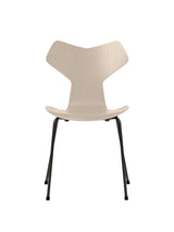 3130 Grand Prix stol i farvet ask af Arne Jacobsen - Light Beige / Sort - Jacobsen Plus