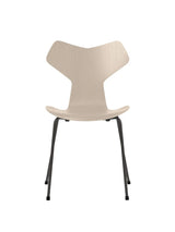 3130 Grand Prix stol i farvet ask af Arne Jacobsen - Light Beige / Warm Graphite - Jacobsen Plus