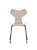 3130 Grand Prix stol lakeret af Arne Jacobsen - Light Beige / Sort - Jacobsen Plus