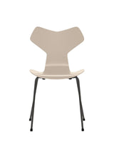 3130 Grand Prix stol lakeret af Arne Jacobsen - Light Beige / Warm Graphite - Jacobsen Plus