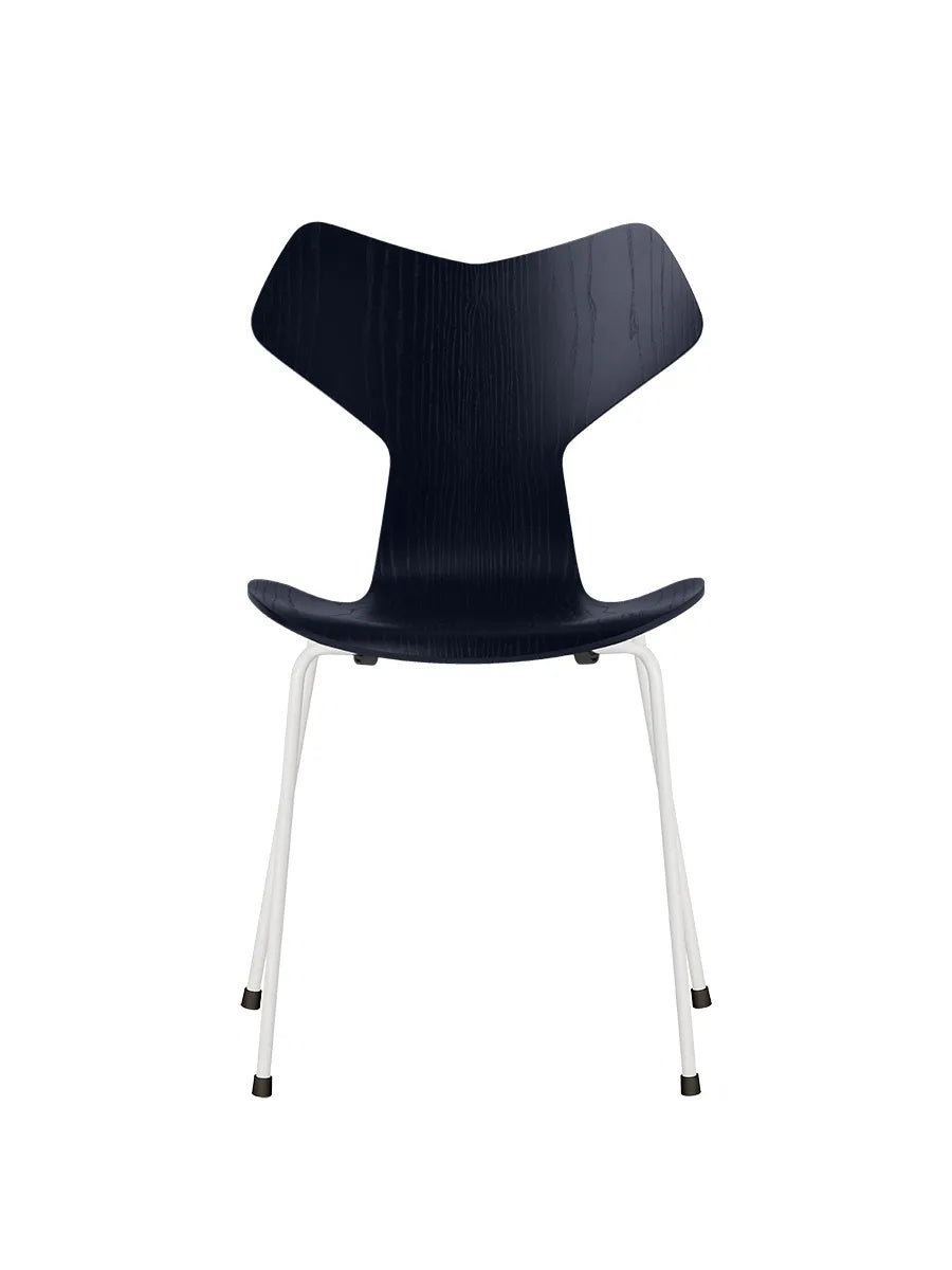 3130 Grand Prix stol i farvet ask af Arne Jacobsen - Midnight Blue / Hvid - Jacobsen Plus