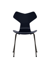 3130 Grand Prix stol lakeret af Arne Jacobsen - Midnight Blue / Sort - Jacobsen Plus