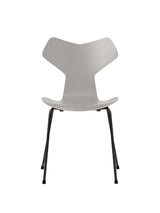 3130 Grand Prix stol i farvet ask af Arne Jacobsen - Nine Grey / Sort - Jacobsen Plus