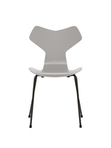 3130 Grand Prix stol lakeret af Arne Jacobsen - Nine Grey / Sort - Jacobsen Plus