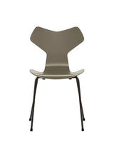 3130 Grand Prix stol lakeret af Arne Jacobsen - Olive Green / Sort - Jacobsen Plus
