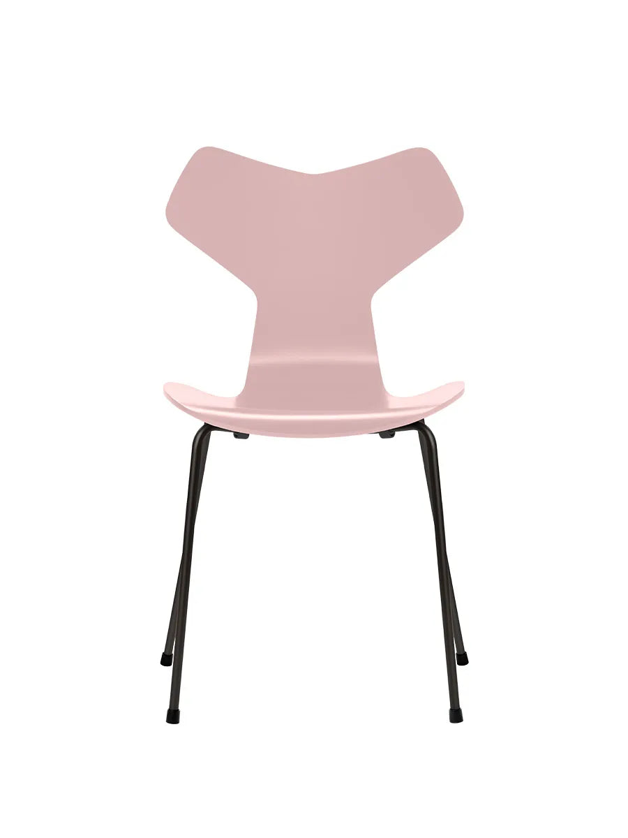 3130 Grand Prix stol lakeret af Arne Jacobsen - Pale Rose / Sort - Jacobsen Plus